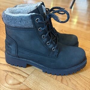 Kamik Rogue Mid black boots waterproof Snow White Apres casual womens size 6